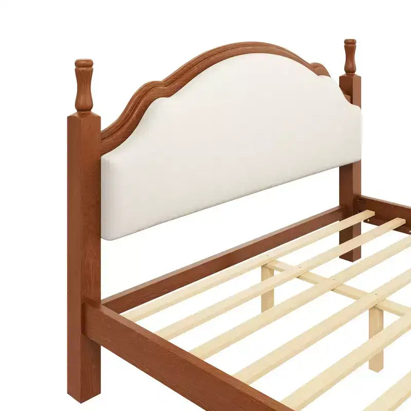 Lit plateforme en bois avec tête de lit capitonnée