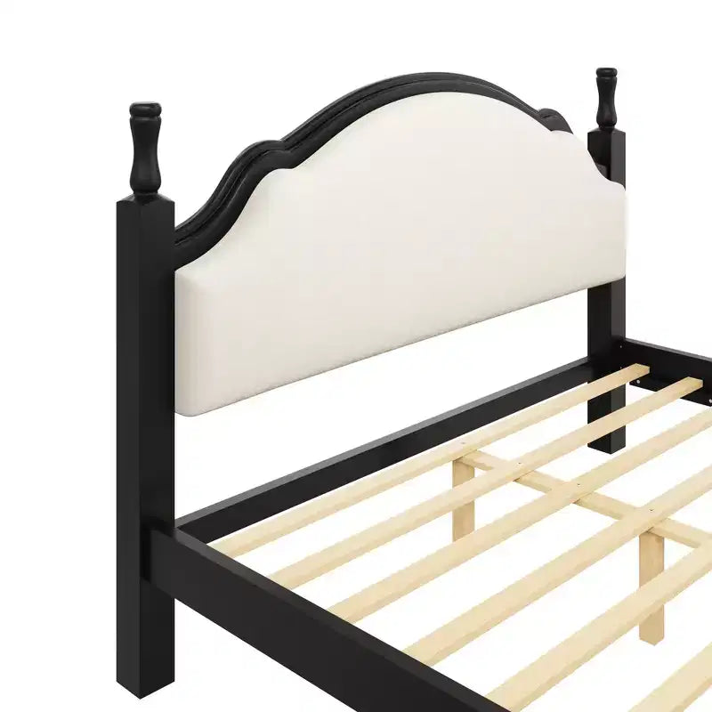 Lit plateforme en bois avec tête de lit capitonnée